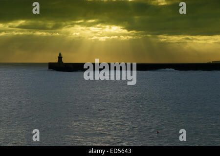 Den mächtigen Fluss Tyne in die Nordsee bei Tynemouth an der Tyne and Wear Küste. Stockfoto