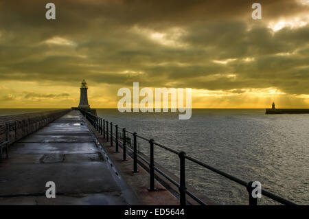 Den mächtigen Fluss Tyne in die Nordsee bei Tynemouth an der Tyne and Wear Küste. Stockfoto