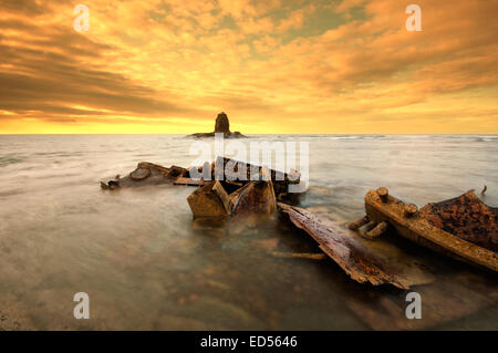 Einen atemberaubenden Sonnenaufgang über gegen Schacht 2 Meilen südlich von Whitby, mit dem Wrack der Admiral Von Tromp im Vordergrund. Stockfoto