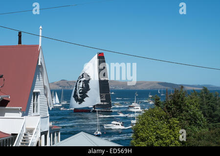 Hobart, Australien. 28. Dezember 2014. Die US-Super Maxi Commanche segelt durch die Flussfront Häuser der Battery Point. Die Einheimischen verschickt eine Flottille, das zweite Boot über die Ziellinie in der 2014 Sydney-Hobart-Regatta begrüßen zu dürfen. Wild Oats XI hat Linie Auszeichnung in diesem Jahr wieder. Bildnachweis: Mistadas/Alamy Live-Nachrichten Stockfoto