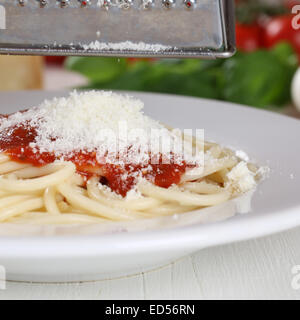 Kochen Spaghetti Nudeln Nudeln Parmesan-Käse auf Platte Rost Stockfoto