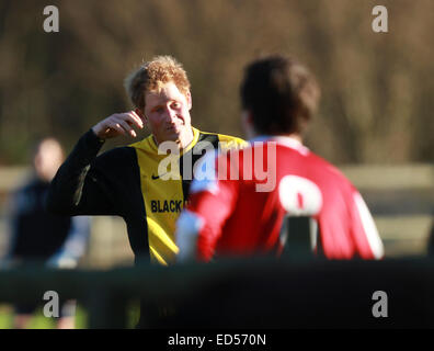 Prinz Harry Fußball zu spielen. . Burg, Norfolk, Großbritannien. . 24.12.2014 HRH Prinz Harry nimmt an einer jährlichen Charity Fußball Spiel mit Immobilien Arbeitnehmer aus der Sandringham Teil. Bild: Paul Marriott Photography Stockfoto