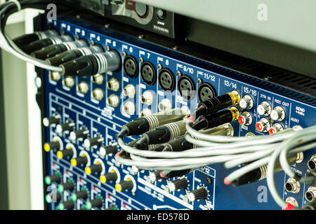 Audio-Anschlüsse auf einem sound-Mixer-panel Stockfoto
