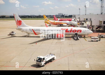 Airbus A320, Thai Lion, AirAsia und Nok Air, Flugzeuge an Toren in Bangkok Flughafen Don Mueang. Thailand, Südost-Asien. Stockfoto