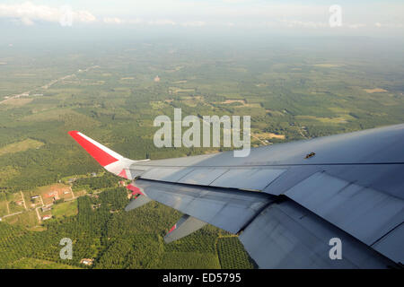 AirAsia Thailand thai, Airbus A320 Flügelspitze, fliegen über Krabi, Thailand. Südost-Asien Stockfoto