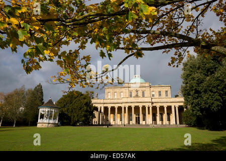 Pittville Pump Room im Herbst, Pittville Park, Cheltenham, Gloucestershire, England, Vereinigtes Königreich, Europa Stockfoto