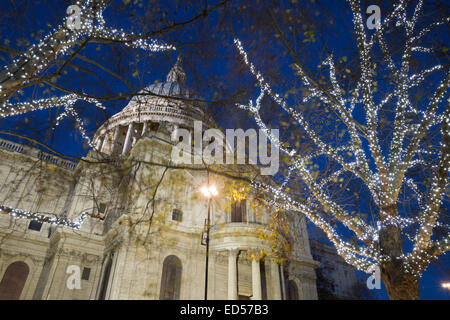 Weihnachtsbeleuchtung außerhalb St. Pauls Cathedral, London, England, Vereinigtes Königreich, Europa Stockfoto