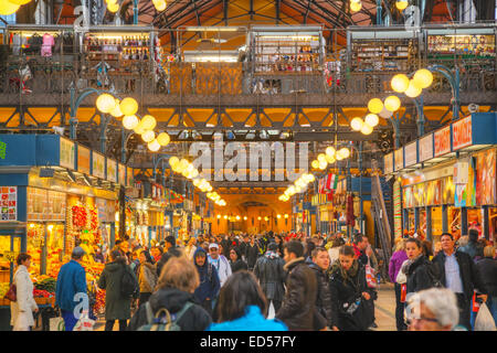 BUDAPEST - 22. Oktober: Die große Markthalle in Budapest am 22. Oktober 2014 in Budapest, Ungarn. Es ist die größte und älteste ich Stockfoto