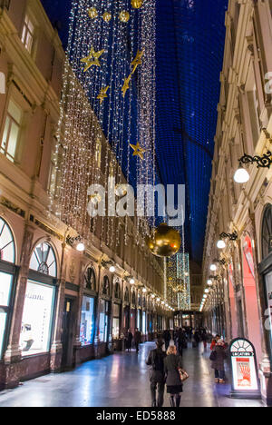 Brüssel, Belgien, draußen Leute Walking auf Straße, im kommerziellen Einkaufszentrum mit Weihnachtsschmuck, nachts in der Mittelstadt Stockfoto