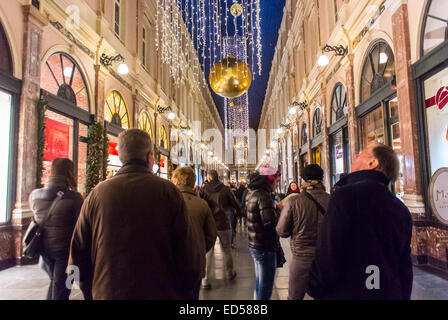 Brüssel, Belgien, in alten Einkaufszentrum in der Mittelstadt, Masse der Menschen Walking Street, Weihnachtsbeleuchtung genießt, Dekorationen Stockfoto