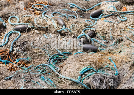 Fischernetze und Bojen am Strand in der Nähe von Dungeness an der Küste von Kent verstrickt Stockfoto