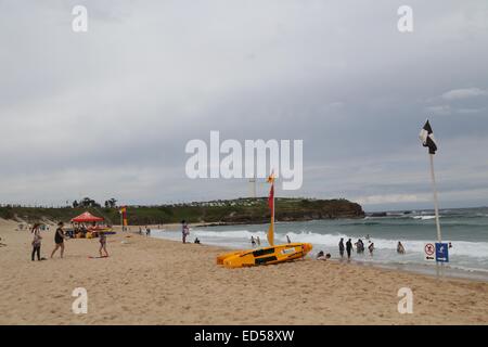 Stadtstrand in Wollongong, Blick in Richtung Flagstaff Hill Park und Wollongong Head Lighthouse. Stockfoto