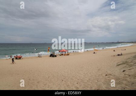 Wollongong City SLSC (Surf Life Saving Club) patrouillieren Stadtstrand. Stockfoto