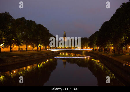 Brücke über den Fluss Aura in Turku Finnland, Kirche im Hintergrund Stockfoto