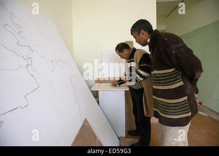 Arbeitnehmer während der Vorbereitung auf die Eröffnung von Samarkand State Memorial Museum im Neubau, Samarkand, Usbekistan Stockfoto
