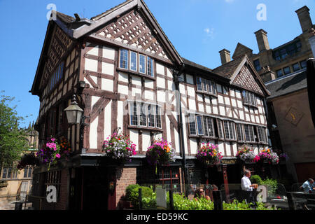 Ein Fachwerkhaus "Pub mit hängenden Blumenkörben. Stockfoto