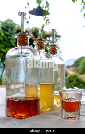 Eine Auswahl an hausgemachten Likör in einer traditionellen Taverne in Kastoria, Mazedonien fotografiert, Griechenland Stockfoto