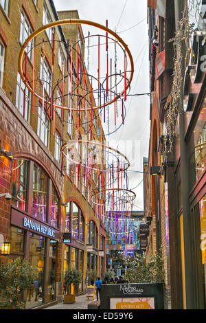 LONDON WEIHNACHTEN DEKORATIONEN IN ST MARTINS COVENT GARTEN IM INNENHOF Stockfoto