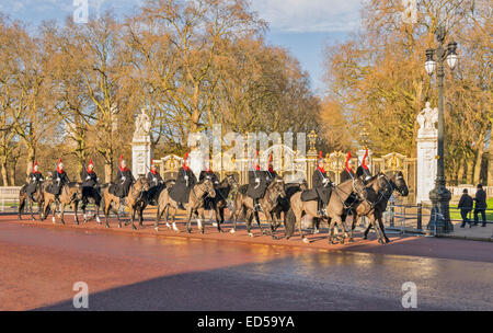 LONDON-PFERD WACHEN IN BLAU AN EINEM WINTERMORGEN AM BUCKINGHAM PALACE Stockfoto