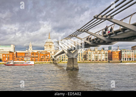 LONDONERN ÜBERQUERUNG DER MILLENNIUM BRIDGE ÜBER DIE THEMSE MIT ST PAULS CATHEDRAL AM ANDEREN UFER Stockfoto