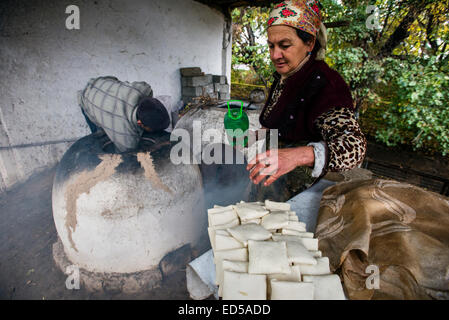 Traditionellen Familienbäckerei und ein kleines Restaurant mit Tandoor-Ofen, Lehmofen, wo Samsa, traditionellen usbekischen Gebäck mit Lamm Boden ein Stockfoto