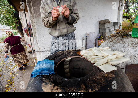 Traditionellen Familienbäckerei und ein kleines Restaurant mit Tandoor-Ofen, Lehmofen, wo Samsa, traditionellen usbekischen Gebäck mit Lamm Boden ein Stockfoto