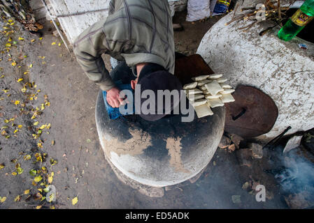 Traditionellen Familienbäckerei und ein kleines Restaurant mit Tandoor-Ofen, Lehmofen, wo Samsa, traditionellen usbekischen Gebäck mit Lamm Boden ein Stockfoto