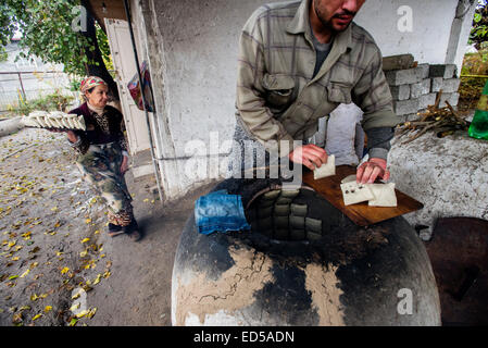 Traditionellen Familienbäckerei und ein kleines Restaurant mit Tandoor-Ofen, Lehmofen, wo Samsa, traditionellen usbekischen Gebäck mit Lamm Boden ein Stockfoto