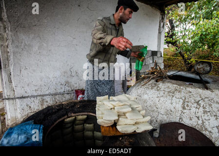 Traditionellen Familienbäckerei und ein kleines Restaurant mit Tandoor-Ofen, Lehmofen, wo Samsa, traditionellen usbekischen Gebäck mit Lamm Boden ein Stockfoto