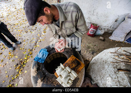 Traditionellen Familienbäckerei und ein kleines Restaurant mit Tandoor-Ofen, Lehmofen, wo Samsa, traditionellen usbekischen Gebäck mit Lamm Boden ein Stockfoto