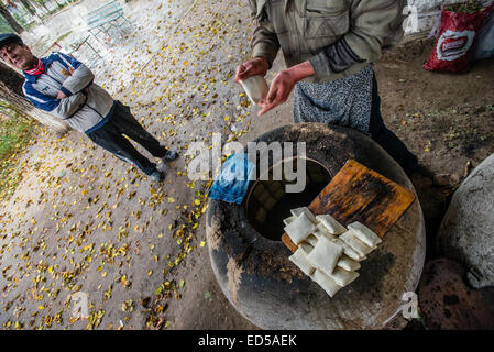 Traditionellen Familienbäckerei und ein kleines Restaurant mit Tandoor-Ofen, Lehmofen, wo Samsa, traditionellen usbekischen Gebäck mit Lamm Boden ein Stockfoto