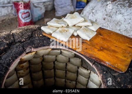 Traditionellen Familienbäckerei und ein kleines Restaurant mit Tandoor-Ofen, Lehmofen, wo Samsa, traditionellen usbekischen Gebäck mit Lamm Boden ein Stockfoto