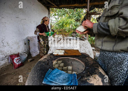 Traditionellen Familienbäckerei und ein kleines Restaurant mit Tandoor-Ofen, Lehmofen, wo Samsa, traditionellen usbekischen Gebäck mit Lamm Boden ein Stockfoto