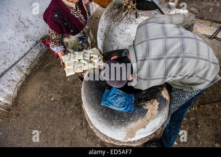 Traditionellen Familienbäckerei und ein kleines Restaurant mit Tandoor-Ofen, Lehmofen, wo Samsa, traditionellen usbekischen Gebäck mit Lamm Boden ein Stockfoto