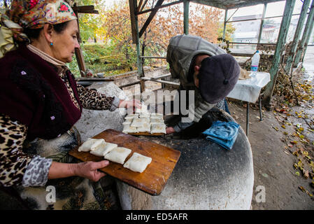 Traditionellen Familienbäckerei und ein kleines Restaurant mit Tandoor-Ofen, Lehmofen, wo Samsa, traditionellen usbekischen Gebäck mit Lamm Boden ein Stockfoto