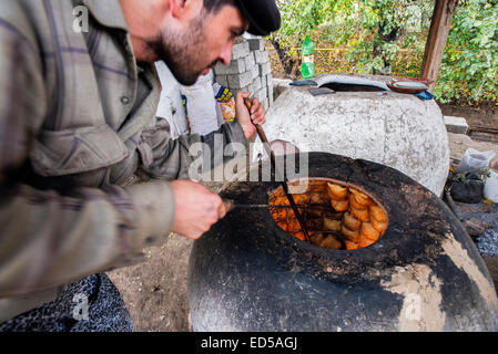 Traditionellen Familienbäckerei und ein kleines Restaurant mit Tandoor-Ofen, Lehmofen, wo Samsa, traditionellen usbekischen Gebäck mit Lamm Boden ein Stockfoto