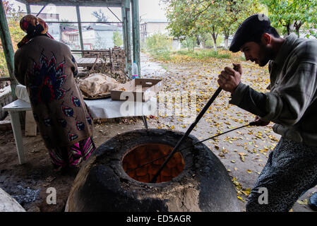 Traditionellen Familienbäckerei und ein kleines Restaurant mit Tandoor-Ofen, Lehmofen, wo Samsa, traditionellen usbekischen Gebäck mit Lamm Boden ein Stockfoto