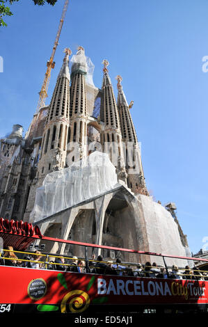 La Sagrada Familia, eine wichtige touristische Attraktion in Barcelona, Katalonien, Spanien. Ein Barcelona City Tourbus vor diesem landma Stockfoto