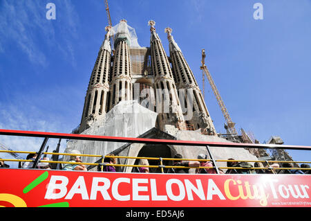 La Sagrada Familia, eine wichtige touristische Attraktion in Barcelona, Katalonien, Spanien. Ein Barcelona City Tourbus vor diesem landma Stockfoto