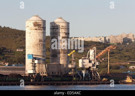 Kohle-Liegeplatz in Murmansk Stockfoto