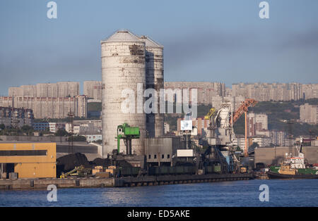 Kohle-Liegeplatz in Murmansk Stockfoto