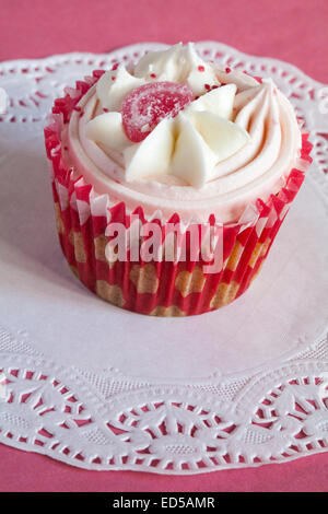 Erdbeeren und Sahne Cupcake auf weißen Deckchen auf rosa Hintergrund festlegen Stockfoto