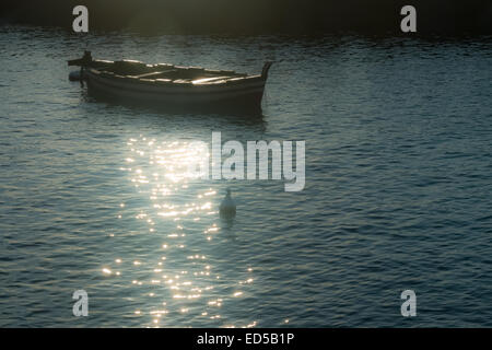 Woden Boot bei Sonnenaufgang nach Fischer kommen zurück Stockfoto