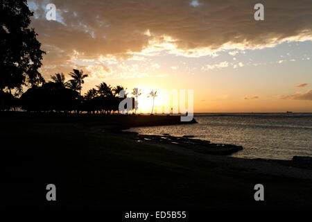 Honolulu, Hawaii, USA. 23. Dezember 2014. Schöner Sonnenuntergang am Magic Island, Honolulu, Oahu, Hawaii. Stockfoto