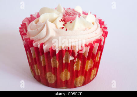 Erdbeeren mit Sahne Cupcake auf weißem Hintergrund Stockfoto