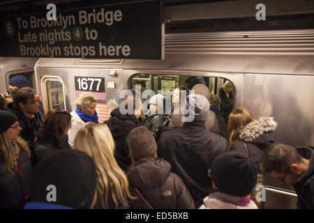 U-Bahn-Fahrer an der 42nd St. Station auf der Lexington-Linie in Manhattan an der Feierabendverkehr. Stockfoto