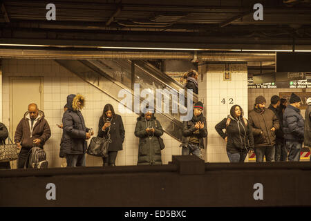 U-Bahn-Fahrer an der 42nd St. Station auf der Lexington-Linie in Manhattan an der Feierabendverkehr. Stockfoto