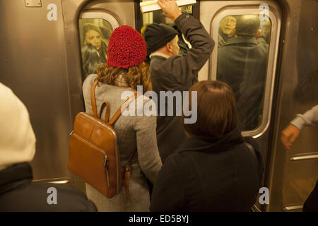 Mann versucht, in einer u-Bahn-Wagen zu pressen, beim Schließen der Türen an der Grand Central u-Bahn-Station in New York waren. während die lösen Stockfoto