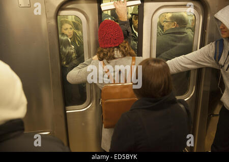 Frau versucht, in einer u-Bahn-Wagen zu pressen, beim Schließen der Türen an der Grand Central u-Bahn-Station in New York waren. während die gleichmäßige Stockfoto