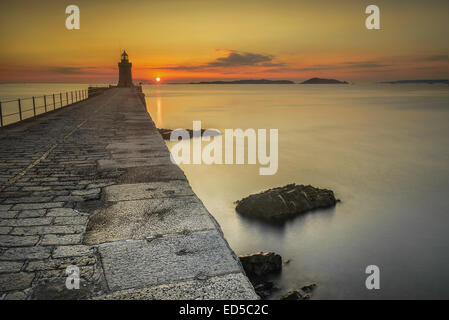 Die Sonnenaufgänge über Herm, Castle Cornet Pause Wasser entnommen, St Peter Port, Guernsey Kanalinseln Stockfoto